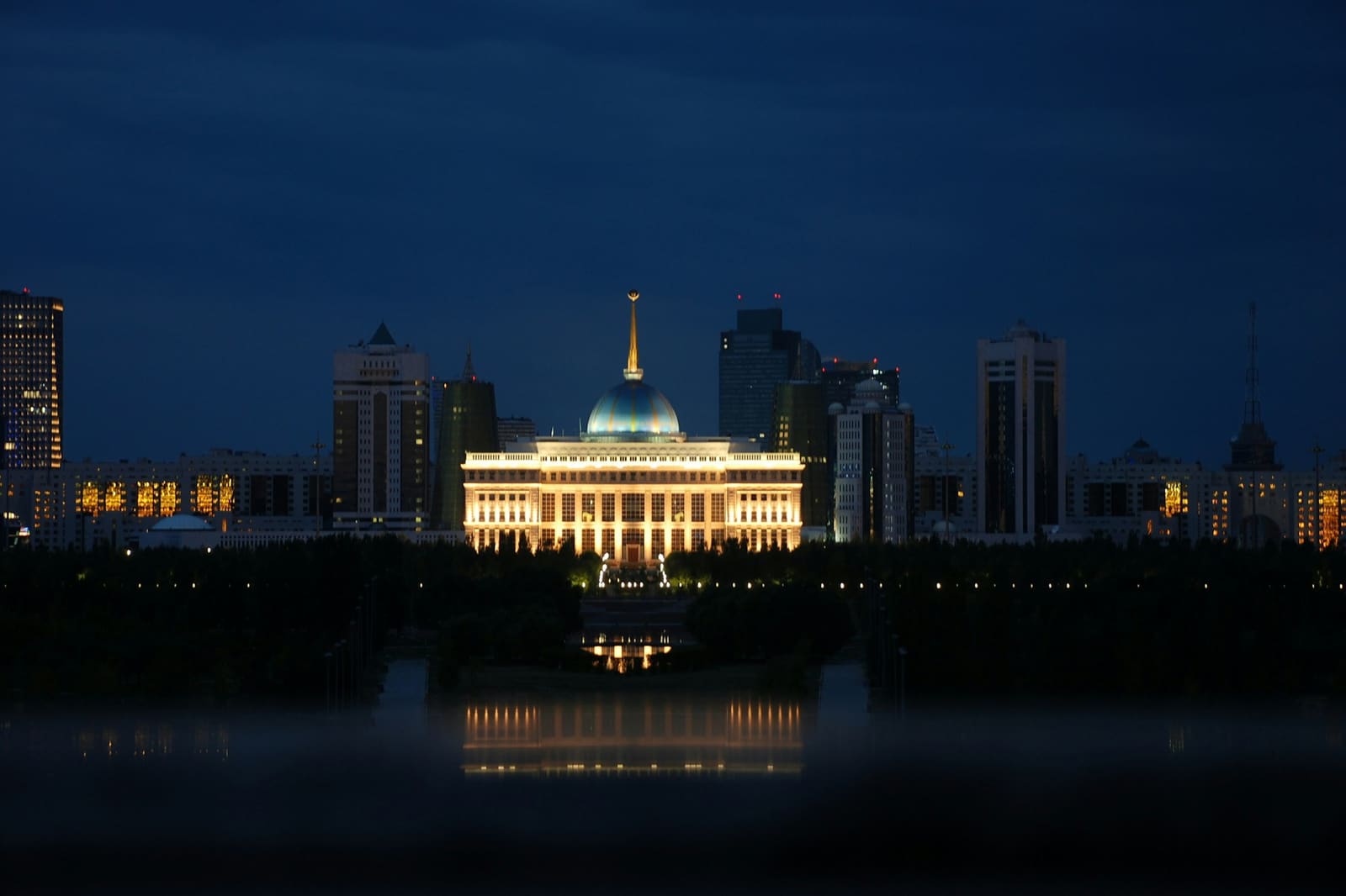 Кешкі Астана, өзен бойымен жарық түскен қала